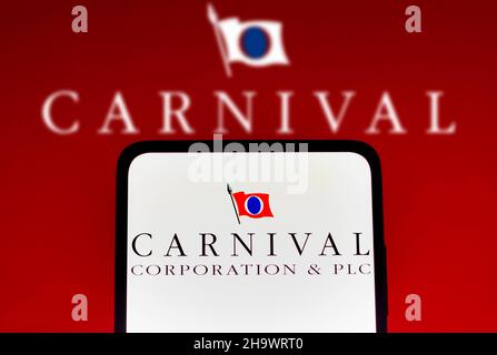 Brasilien. 08th Dez 2021. In dieser Abbildung ist das Carnival Corporation Logo auf einem Smartphone und im Hintergrund zu sehen. Kredit: SOPA Images Limited/Alamy Live Nachrichten Stockfoto