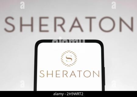 Brasilien. 08th Dez 2021. In dieser Abbildung ist das Sheraton Hotels and Resorts-Logo auf einem Smartphone und im Hintergrund zu sehen. Kredit: SOPA Images Limited/Alamy Live Nachrichten Stockfoto