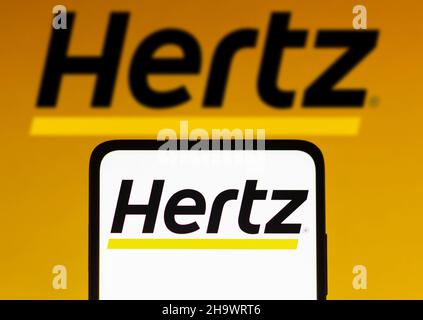 Brasilien. 08th Dez 2021. In dieser Abbildung ist das Logo der Hertz Corporation auf einem Smartphone und im Hintergrund zu sehen. Kredit: SOPA Images Limited/Alamy Live Nachrichten Stockfoto