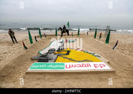 Gaza, Palästina. 08th Dez 2021. Ein Sandgraffiti mit Parolen, die von Palästinensern am Strand anlässlich des 34th. Jahrestages der Gründung der Hamas-Bewegung gemacht wurden. Kredit: SOPA Images Limited/Alamy Live Nachrichten Stockfoto