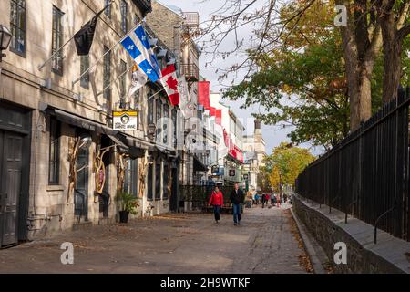 Quebec City, Kanada - Oktober 19 2021 : Altstadt von Quebec City im Herbst. Restaurant und Hotel in der Rue Sainte-Anne. Stockfoto