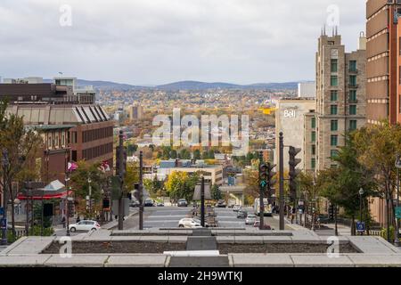 Quebec City, Kanada - Oktober 19 2021 : Blick auf die Altstadt von Quebec City im Herbst. Downtown Avenue Honore-Mercier. Stockfoto