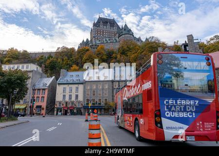 Quebec, Kanada - Oktober 19 2021 : Quebec City Tours Bus und Altstadt Street view in der Herbstsaison. Stockfoto