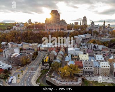 Luftaufnahme der Altstadt von Quebec City in der Herbstsaison bei Sonnenuntergang. Stockfoto