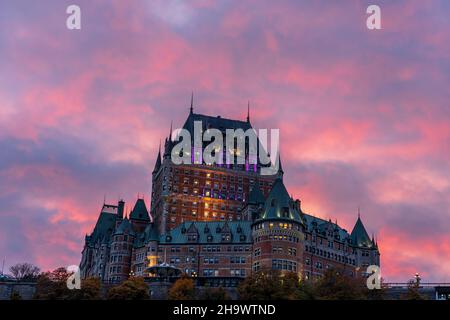 Altstadt von Quebec Fairmont Le Chateau Frontenac in der Herbstdämmerung, atemberaubende rosa und gelbe Wolken über dem Himmel am Abend. Stockfoto