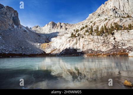 Gefrorener See in den Bergen. Schöne Naturkulisse in den frühen Winterbergen. Landschaften der Sierra Nevada. USA, Kalifornien. Reise und Winterurlaub zurück Stockfoto