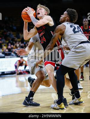 Boulder, CO, USA. 08th Dez 2021. Eastern Washington Eagles Guard Mason Landdeck (24) wird vom Colorado-Büffelwächter Elijah Parkett (24) beim Basketballspiel der Männer zwischen Colorado und Eastern Washington im Coors Events Center in Boulder, CO. CU, von 60-57 entgangen. Derek Regensburger/CSM/Alamy Live News Stockfoto