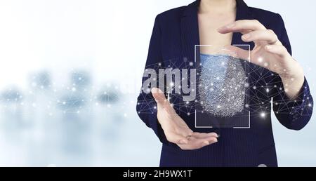 Fingerabdruck-Scannen der biometrischen Identität und Genehmigung. Zwei Hand halten virtuelle holographische Fingerabdruck-Symbol mit hellen unscharfen Hintergrund. Unternehmen Stockfoto