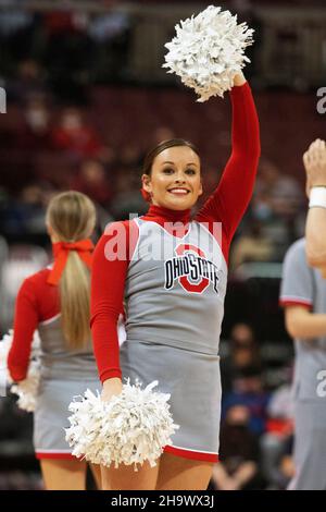 Columbus, Ohio, USA. 8th Dez 2021. Cheerleader des Ohio State treten während des Spiels zwischen Ohio State und Towson in Columbus, Ohio, auf. Brent Clark/Cal Sport Media/Alamy Live News Stockfoto