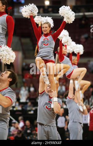 Columbus, Ohio, USA. 8th Dez 2021. Cheerleader des Ohio State treten während des Spiels zwischen Ohio State und Towson in Columbus, Ohio, auf. Brent Clark/Cal Sport Media/Alamy Live News Stockfoto