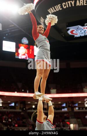 Columbus, Ohio, USA. 8th Dez 2021. Cheerleader des Ohio State treten während des Spiels zwischen Ohio State und Towson in Columbus, Ohio, auf. Brent Clark/Cal Sport Media/Alamy Live News Stockfoto