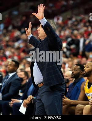 Columbus, Ohio, USA. 8th Dez 2021. Towson Tigers-Cheftrainer Pat Skerry trainiert in ihrem Spiel in Columbus, Ohio, gegen den Ohio State. Brent Clark/Cal Sport Media/Alamy Live News Stockfoto