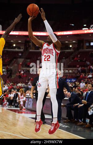 Columbus, Ohio, USA. 8th Dez 2021. Die Ohios State Buckeyes-Garde Malaki Branham (22) schoss in ihrem Spiel in Columbus, Ohio, gegen Towson. Brent Clark/Cal Sport Media/Alamy Live News Stockfoto