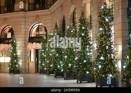 Beleuchtung der Luxusmarken während der Weihnachtszeit auf dem Place Vendome, in Paris, Frankreich, 8. Dezember 2021. Foto von Jana Call Me J/ABACAPRESS.COM Stockfoto