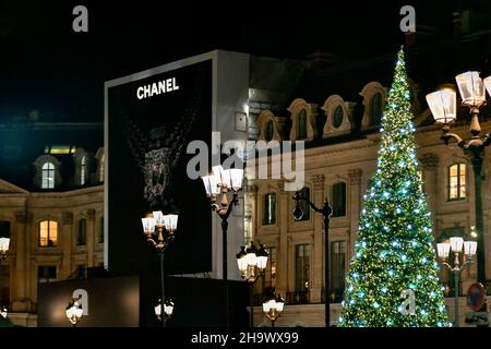 Beleuchtung der Luxusmarken während der Weihnachtszeit auf dem Place Vendome, in Paris, Frankreich, 8. Dezember 2021. Foto von Jana Call Me J/ABACAPRESS.COM Stockfoto