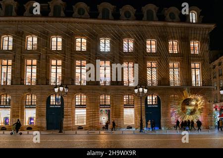 Beleuchtung der Luxusmarken während der Weihnachtszeit auf dem Place Vendome, in Paris, Frankreich, 8. Dezember 2021. Foto von Jana Call Me J/ABACAPRESS.COM Stockfoto