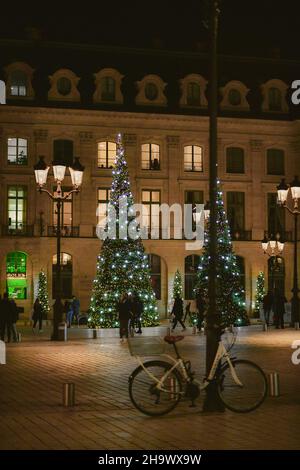 Beleuchtung der Luxusmarken während der Weihnachtszeit auf dem Place Vendome, in Paris, Frankreich, 8. Dezember 2021. Foto von Jana Call Me J/ABACAPRESS.COM Stockfoto