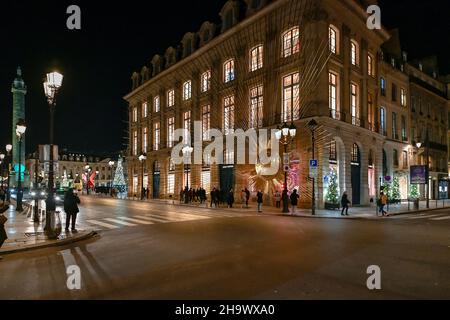 Weihnachtsfeiertage der Luxusmarken auf dem Place Vendome, Louis Vuitton, in Paris, Frankreich, Dezember 8, 2021. Foto von Jana Call Me J/ABACAPRESS.COM Stockfoto