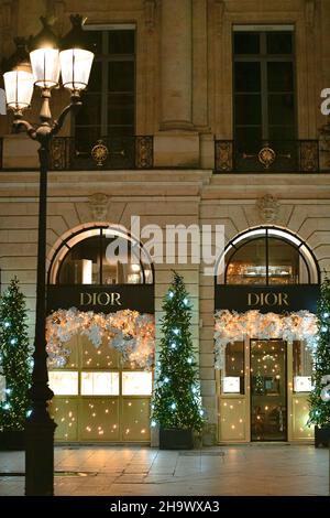 Beleuchtung der Luxusmarken während der Weihnachtszeit auf dem Place Vendome, in Paris, Frankreich, 8. Dezember 2021. Foto von Jana Call Me J/ABACAPRESS.COM Stockfoto