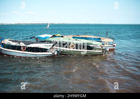 Dhow-Boote gesehen, die in der Bucht angedockt sind Stockfoto