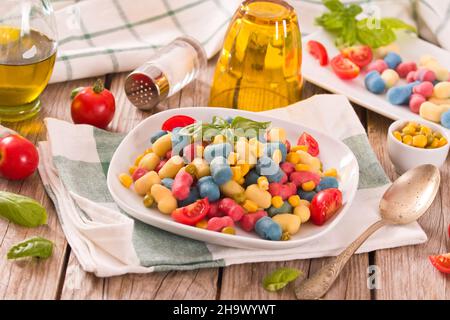 Farbige Gnocchi mit Gemüse und süßem Mais. Stockfoto