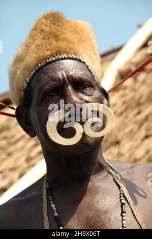 Jakarta, Indonesien - 17. August 2007 : Porträt von Herrn Yakobus, einem Bewohner des Asmat-Stammes aus Papua, Indonesien. Er besucht eine traditionelle fes Stockfoto