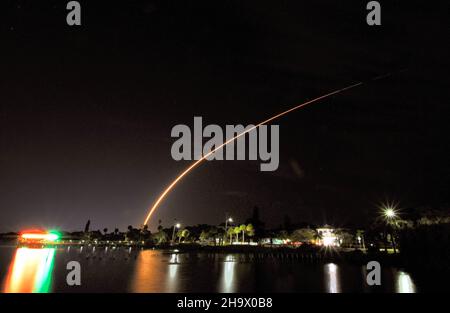Kennedy Space Center, Brevard County, Florida, USA. 9. Dezember 2021. SpaceX startete die NASA-Mission Imaging X-ray Polarimetry Explorer (IXPE) zur Erdumlaufbahn vom historischen Launch Complex 39A (LC-39A) um 1:00 Uhr an Bord einer SpaceX Falcon 9-Rakete. Dies wird der fünfte Flug für den Booster der ersten Stufe von Falcon 9 sein. Foto: Julian Leek/Alamy Live News Stockfoto