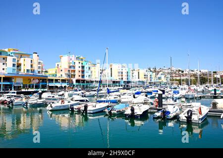 Boote und Yachten in der Marina mit Gebäuden auf der Rückseite, Albufeira, Algarve, Portugal, Europa günstig. Stockfoto