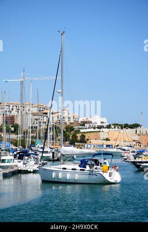 Boote und Yachten in der Marina mit Gebäuden nach hinten, Albufeira, Algarve, Portugal, Europa. Stockfoto