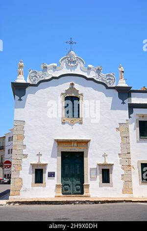 Vorderansicht der Kirche unserer Lieben Frau vom Kreuz (Igreja de Nossa Senhora do PE da Cruz), Faro, Algarve, Portugal, Europa. Stockfoto