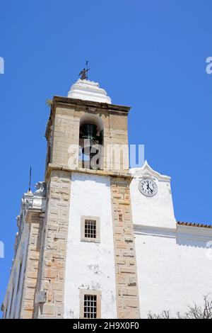 Blick auf den Glockenturm der Mutterkirche (Matriz de Nossa Senhora do Rosario) in der Altstadt, Olhao, Algarve, Portugal, Europa. Stockfoto