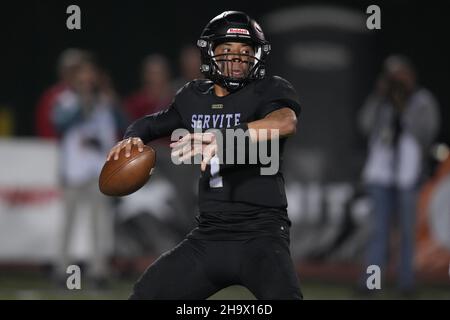 Servite Friars Quarterback Noah Fifita (1) wirft den Ball gegen die Mater Dei Monarchen in der CIF Southern Section Division I Fußballmeisterschaft Stockfoto