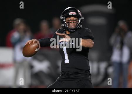 Servite Friars Quarterback Noah Fifita (1) wirft den Ball gegen die Mater Dei Monarchen in der CIF Southern Section Division I Fußballmeisterschaft Stockfoto