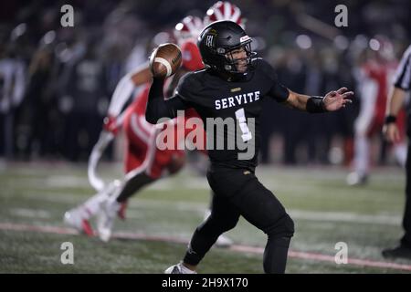 Servite Friars Quarterback Noah Fifita (1) wirft den Ball gegen die Mater Dei Monarchen in der CIF Southern Section Division I Fußballmeisterschaft Stockfoto