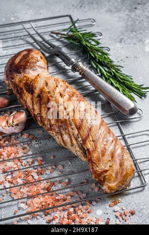 Gegrilltes Schweinefilet auf dem Grill. Grauer Hintergrund. Draufsicht Stockfoto