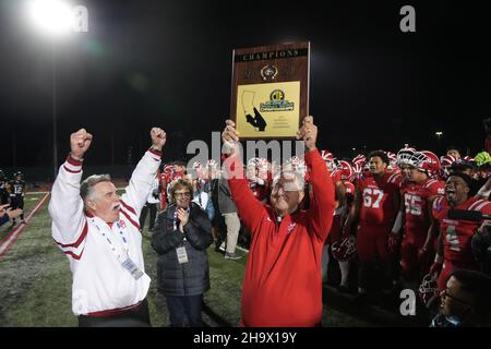 Mater Dei Monarchs-Trainer Bruce Rollinson feiert als Präsident Walter Jenkins die Meisterschaftsplakette nach dem Sieg über Servit im Jahr 27-7 Stockfoto