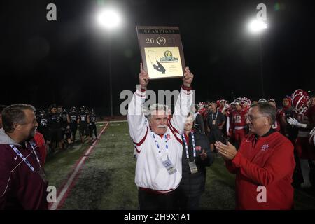 Mater Dei Monarchs-Trainer Bruce Rollinson posiert als Präsident Walter Jenkins mit einer Pokalplakette und wacht nach dem Sieg 27-7 über Servite in Stockfoto