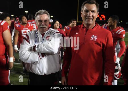 Mater Dei Monarchs-Trainer Bruce Rollinson (links) und Sportdirektor Kevin Kiernan feiern den after27-7-Sieg über Servite im CIF Southern Secti Stockfoto