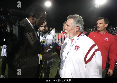 Mater Dei Monarchs Trainer Bruce Rollinson (rechts) wird vom KCBS/KCAL Sports-Anker und Regisseur Jim Hill als Sportdirektor Kevin Kiernan wa interviewt Stockfoto