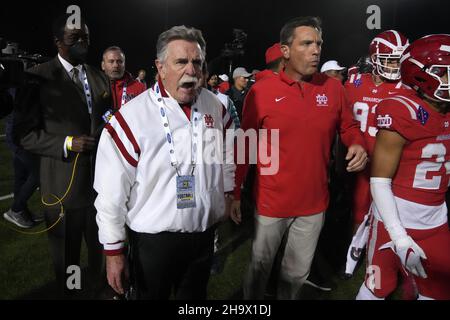 Mater Dei Monarchs Trainer Bruce Rollinson (links) und Sportdirektor Kevin Kiernan feiern nach dem Sieg über die Serviten-Brüder im CIF so 27-7 Stockfoto