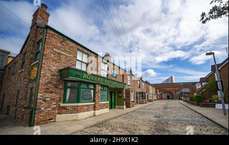 Foto vom 19/09/21 einer Gesamtansicht der Rovers Return, Coronation Sreet, Greater Manchester, Teil der ITV SOAP Coronation Street. Die Coronation Street wird es vermeiden, wie viele andere Seifen für ihr Weihnachts-Special "dunkel und gotisch" zu werden, anstatt sich auf "herzerwärmende und fröhliche" Themen zu konzentrieren, sagte Iain MacLeod, ihr Produzent. Stockfoto