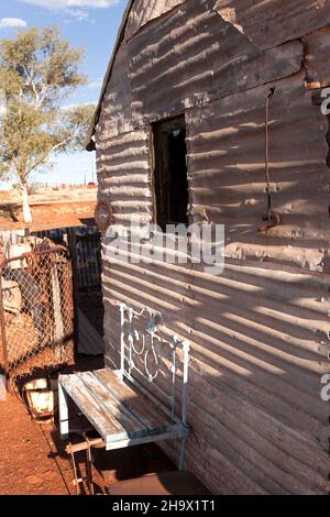 Wellblechhäuser der historischen Goldgräberstadt Gwalia, Leonora, Westaustralien Stockfoto