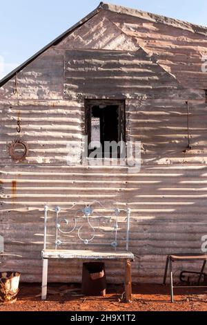 Wellblechhäuser der historischen Goldgräberstadt Gwalia, Leonora, Westaustralien Stockfoto