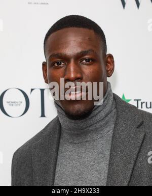 London, Großbritannien. 08th Dez 2021. Richard Riakporhe nimmt an den WOTC New Faces Awards 2021 im Berkeley Hotel in London Teil. (Foto von Brett Cove/SOPA Images/Sipa USA) Quelle: SIPA USA/Alamy Live News Stockfoto