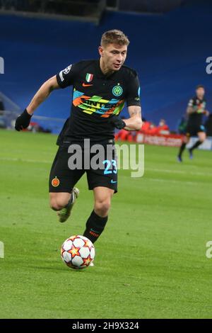 Nicolo Barella von Inter während der UEFA Champions League, des Fußballspiels der Gruppe D zwischen Real Madrid und dem FC Internazionale am 7. Dezember 2021 im Santiago Bernabeu Stadion in Madrid, Spanien - Foto: Laurent Lairys/DPPI/LiveMedia Stockfoto