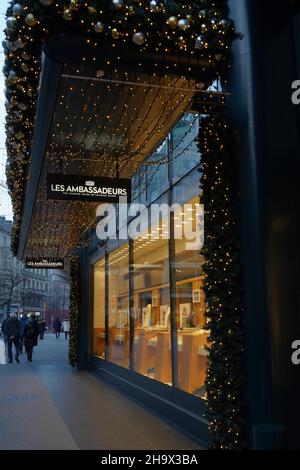 Luxusuhrgeschäft namens les Ambassadeurs in Zürich an der Bahnhofstrasse mit weihnachtlicher Dekoration. Stockfoto