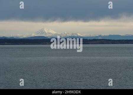Mount Baker calles als auch Koma Kulshan oder Kulshan, ist aktiv gletscherbedeckten andesitischen Stratovulkan. Stockfoto