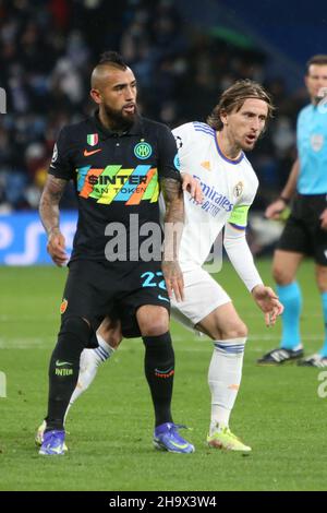 Arturo Vidal von Inter und Luka Modric von Real Madrid während der UEFA Champions League, des Fußballspiels der Gruppe D zwischen Real Madrid und dem FC Internazionale am 7. Dezember 2021 im Santiago Bernabeu Stadion in Madrid, Spanien - Foto: Laurent Lairys/DPPI/LiveMedia Stockfoto