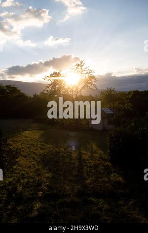 Frankreich, Haute-Savoie, Annecy le 2020-08-14. Illustration eines Urlaubs einer Gruppe junger Menschen rund um den See von Annecy in Haute Savoie. Photograp Stockfoto