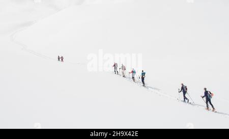 Gruppe von Skibergsteigern während einer organisierten Exkursion Stockfoto